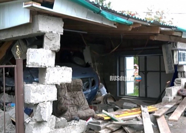 В Вятских Полянах женщина на «Калине» проломила стену жилого дома