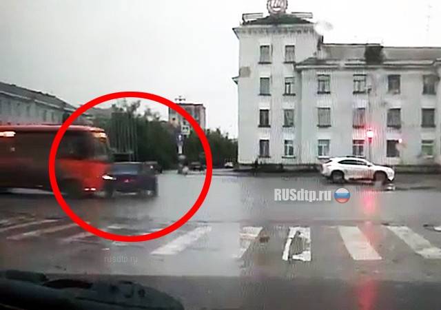 В Воркуте водитель врезался в автобус и сбежал с места ДТП. Видео