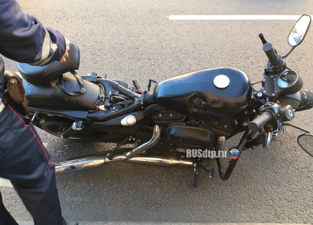 Мотоцикл Harley-Davidson и такси столкнулись на Рижском проспекте. ВИДЕО
