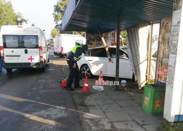 В Пскове автомобиль врезался в остановку с людьми