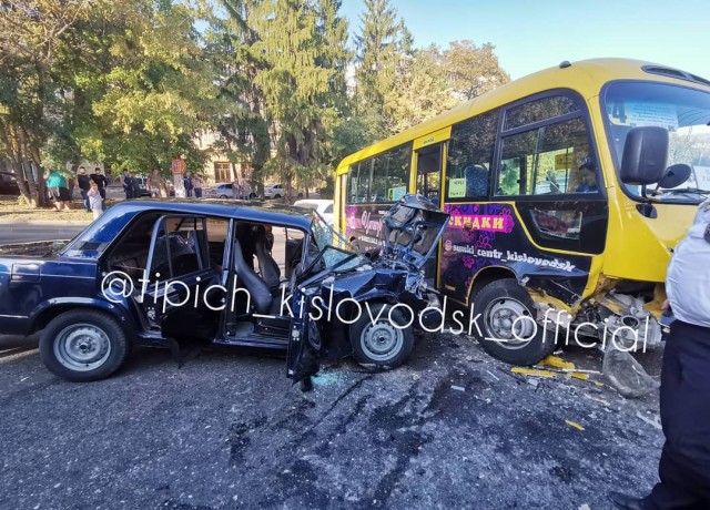 В Кисловодске в ДТП с автобусом пострадали 5 человек. ВИДЕО
