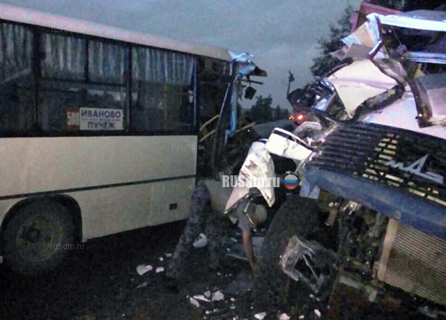 Автобус и грузовик столкнулись в Ивановской области