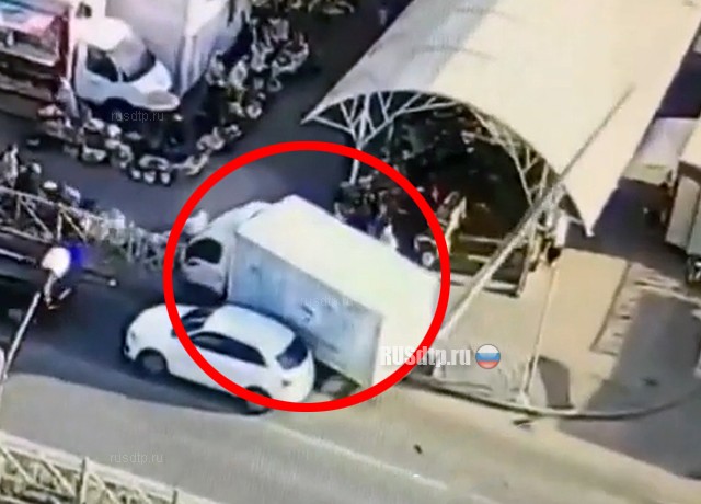 В Казани грузовик сбил 5 человек на тротуаре. ВИДЕО