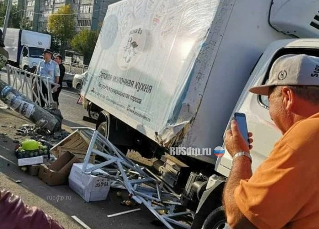 В Казани грузовик сбил 5 человек на тротуаре. ВИДЕО