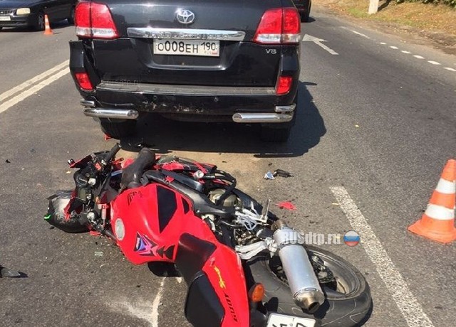В Подольске мотоциклист врезался в стоящий внедорожник. ВИДЕО