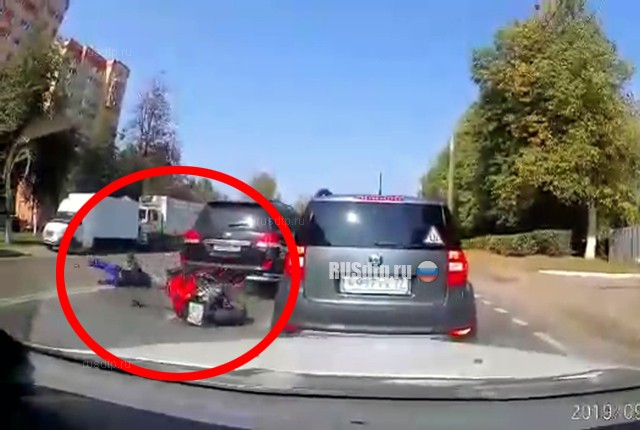 В Подольске мотоциклист врезался в стоящий внедорожник. ВИДЕО
