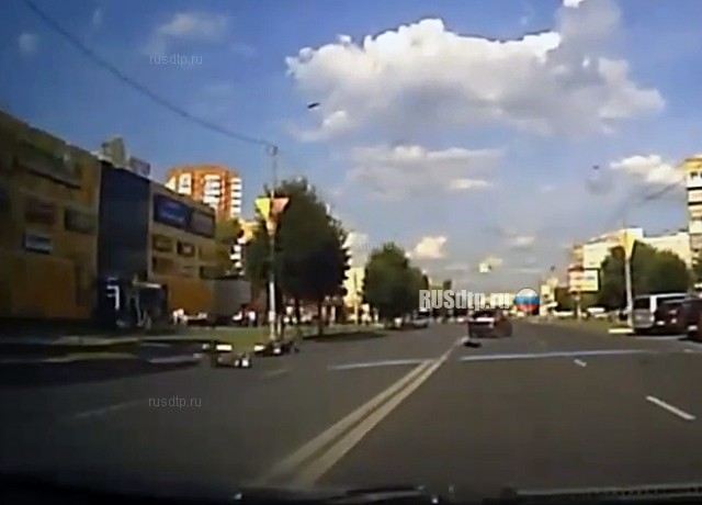 ДТП с мотоциклистом возле ТЦ «Лето» в Серпухове. ВИДЕО