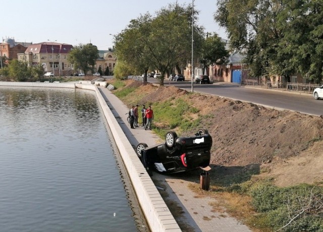 В Астрахани автомобиль едва не упал в канал. ВИДЕО