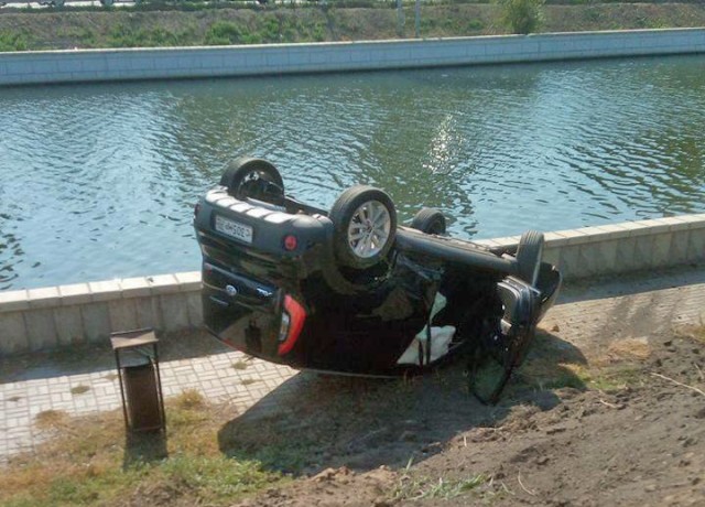 В Астрахани автомобиль едва не упал в канал. ВИДЕО