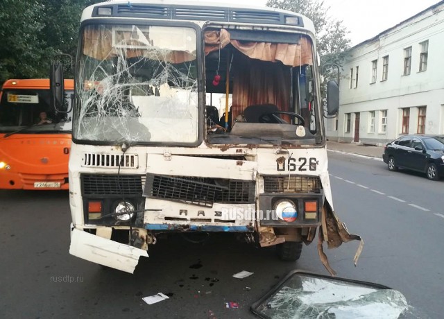 В Оренбурге лихач на Mitsubishi столкнулся с автобусом и сбил пешехода. ВИДЕО