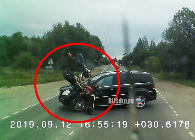 Мотоциклист столкнулся с «Мерседесом» под Петербургом. ВИДЕО