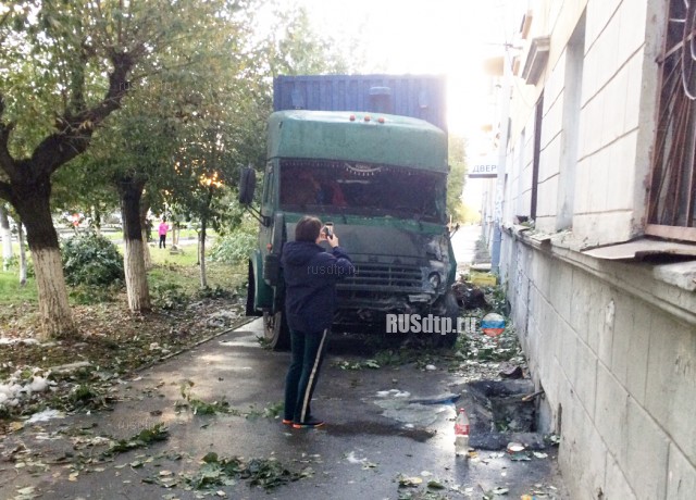 КАМАЗ врезался в жилой дом в результате ДТП в Нижнем Новгороде. ВИДЕО