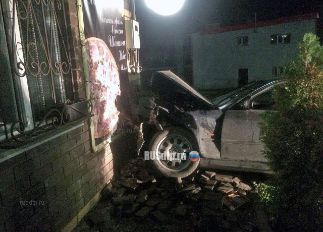 В Татарстане автомобиль врезался в здание пекарни. ВИДЕО