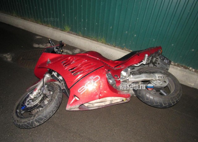 В Чебоксарах парень с девушкой разбились на мотоцикле