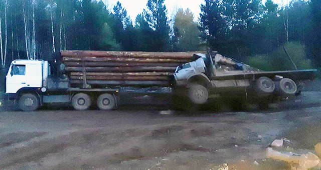В Иркутской области в ДТП с лесовозом погибли два человека