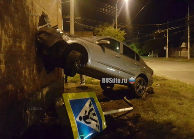 В Майкопе девочка-подросток угнала машину и проломила стену жилого дома
