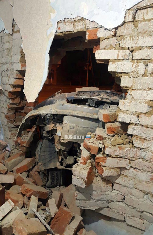 В Майкопе девочка-подросток угнала машину и проломила стену жилого дома
