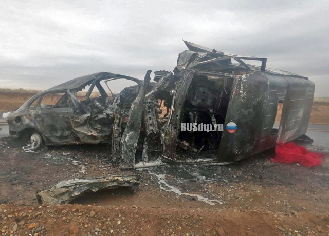 Двое водителей сгорели в своих машинах после ДТП на трассе «Каспий» в Калмыкии