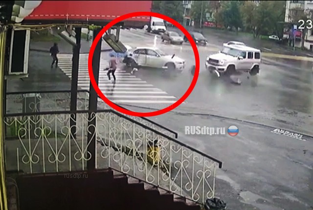 В Челябинске лихач на BMW проехал на красный и совершил ДТП. Видео
