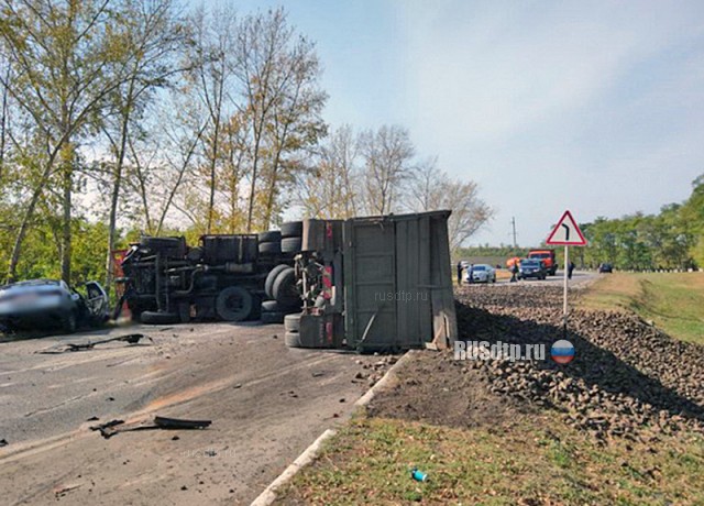 Мужчина и две женщины погибли под встречным КАМАЗом в Белгородской области