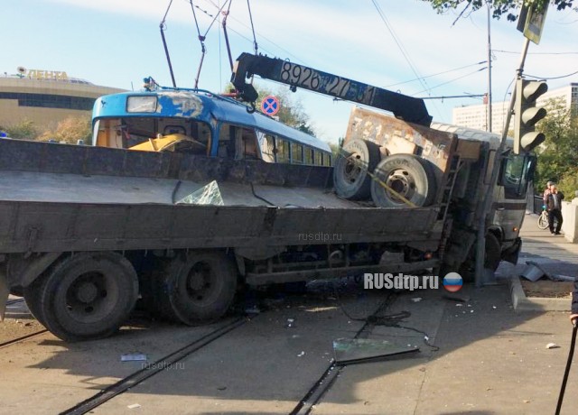 Трамвай и грузовик столкнулись на Загородном шоссе в Москве. ВИДЕО