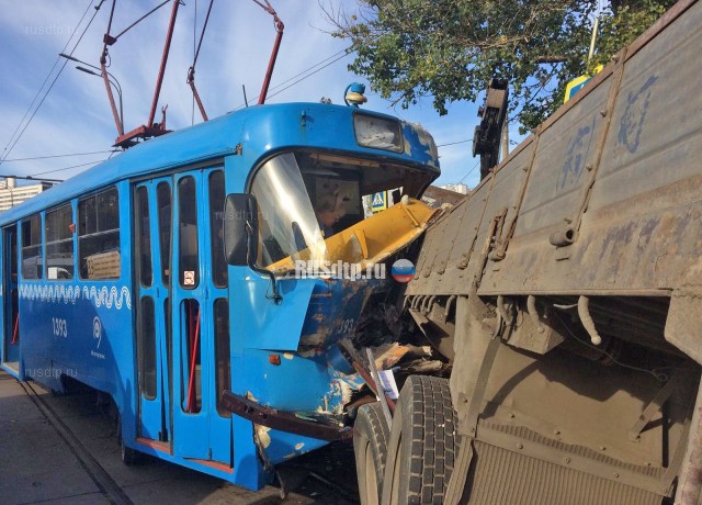 Трамвай и грузовик столкнулись на Загородном шоссе в Москве. ВИДЕО