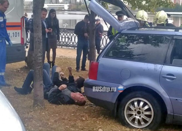 Двое мужчин утонули на автомобиле в реке в районе Коломенской набережной