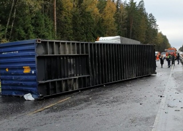 На Киевском шоссе водителя раздавило контейнером