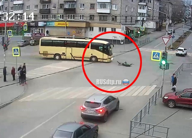 Автобус сбил велосипедиста в Кушве. ВИДЕО