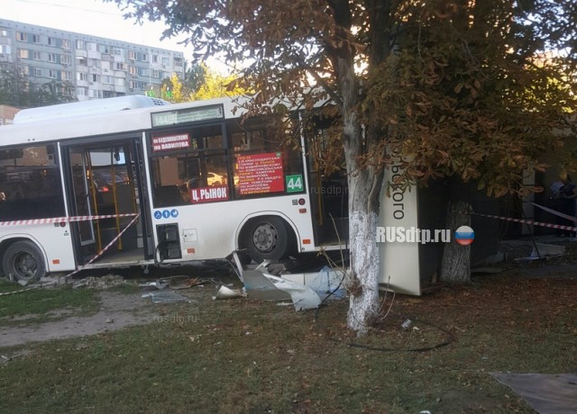 В Ростове-на-Дону автобус врезался в остановку с людьми