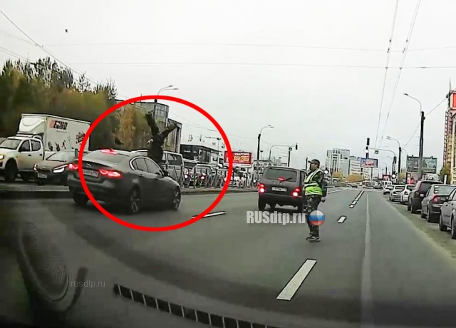 Jaguar сбил мужчину на Кушелевской дороге в Петербурге. ВИДЕО