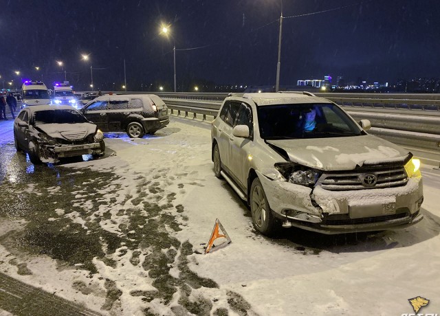 Около 20 автомобилей столкнулись на эстакаде в Новосибирске