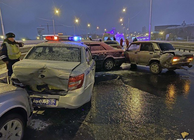 Около 20 автомобилей столкнулись на эстакаде в Новосибирске