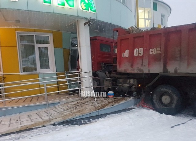 В Ханты-Мансийске грузовик врезался в здание детского сада. ВИДЕО
