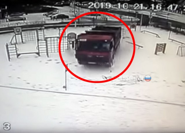 В Ханты-Мансийске грузовик врезался в здание детского сада. ВИДЕО