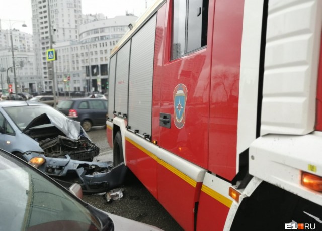 Момент ДТП с пожарной машиной в Екатеринбурге. ВИДЕО