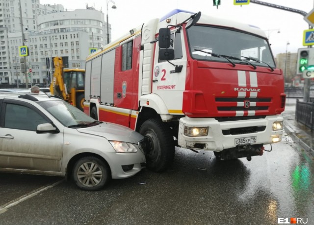 Момент ДТП с пожарной машиной в Екатеринбурге. ВИДЕО