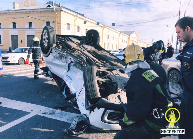 В Петербурге автомобиль влетел в толпу пешеходов. ВИДЕО