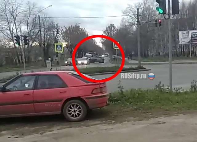 В Костроме броневик столкнулся с автомобилем. ВИДЕО