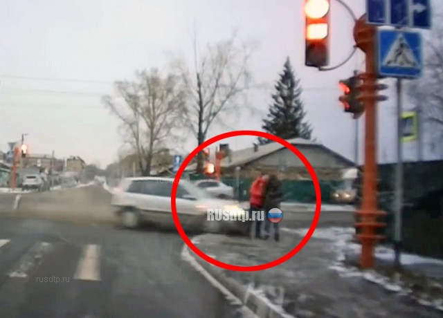 Автомобиль сбил влюбленную пару на тротуаре в Кемерове. ВИДЕО