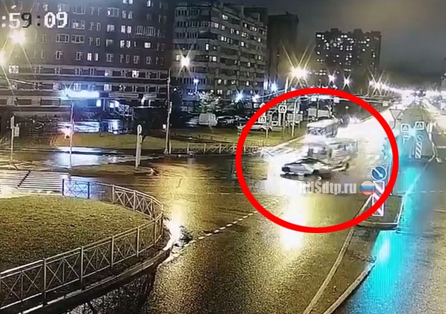 Двое погибли в ДТП с автобусом и каршеринговым автомобилем в Петербурге