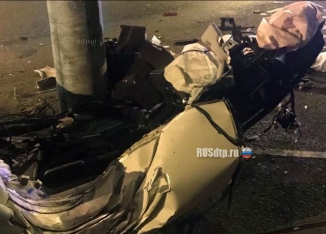 Nissan Skyline  разорвало о столб в результате ДТП в Краснодаре