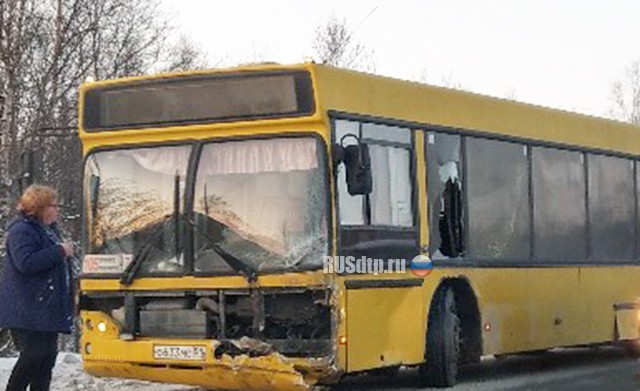 Два человека погибли в ДТП с автобусом под Североморском