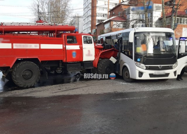 16 человек пострадали в ДТП с участием автобуса и пожарной машины в Томске