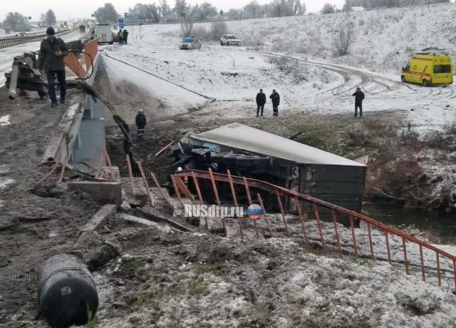 Фура упала с моста на трассе Уфа — Оренбург