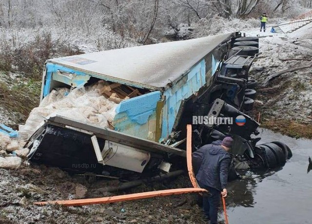 Фура упала с моста на трассе Уфа — Оренбург