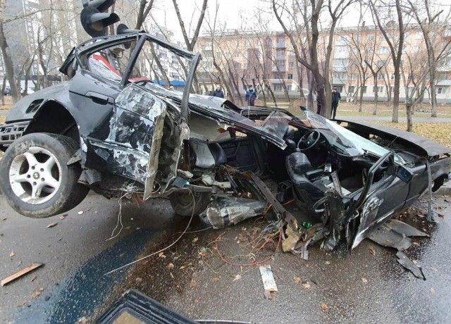В Красноярске пьяный водитель разорвал BMW о столб