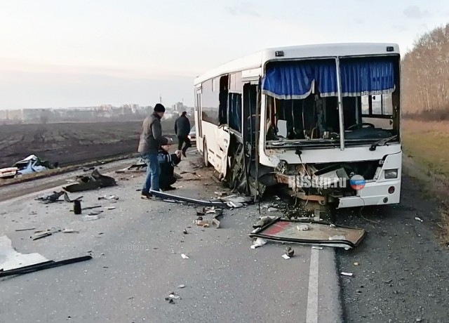 Водитель «Ниссана» погиб в ДТП с автобусом в Кузбассе
