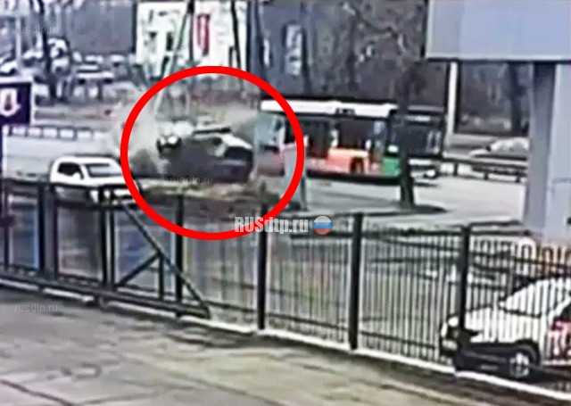 В Иркутске пьяный водитель столкнулся с автобусом. ВИДЕО