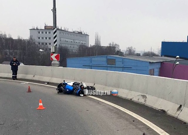 В Москве мотоциклист упал с эстакады и погиб. ВИДЕО